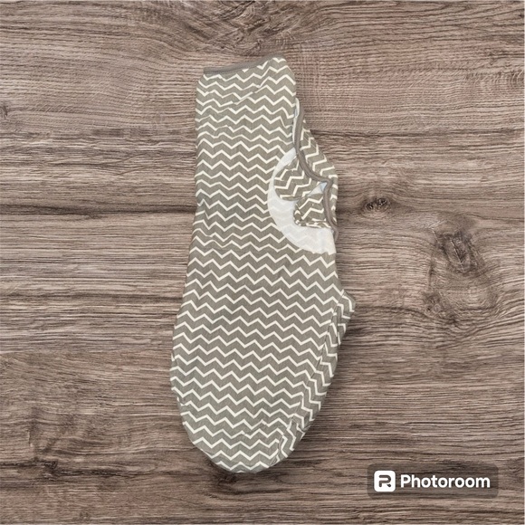 Bublo Baby Swaddle Blanket - Size L (14-18 lbs) - Gray Chevron Pattern - Picture 2 of 2